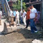 রাস্তা থেকে সরল বালি-পাথর ও আবর্জনা, কালচিনিতে সাফাই অভিযানে স্থানীয়দের সহযোগিতা।