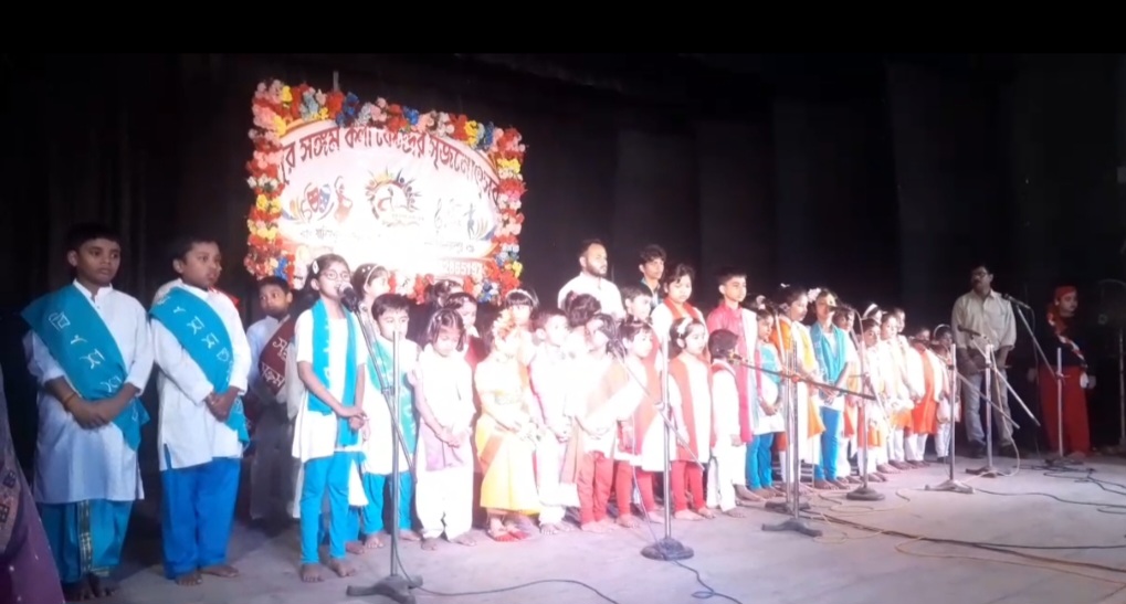 বালুরঘাটে সুর সঙ্গম কলা কেন্দ্রের সাংস্কৃতিক উৎসব, নজর কাড়ল ‘পেটুক’ নাটক।
