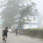 কুয়াশায় ঢাকল মাঠ-ঘাট, দৃশ্যমানতা কমায় বাড়ল যান চলাচলের ঝুঁকি।
