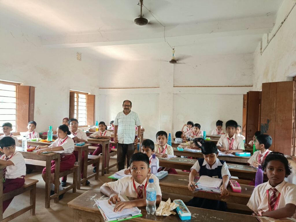 ৯টি পরীক্ষা কেন্দ্রে মেধার লড়াই, গড়বেতা-৩ ব্লকে বিজ্ঞান মানসিকতা অভীক্ষায় ২০০০ পরীক্ষার্থী।