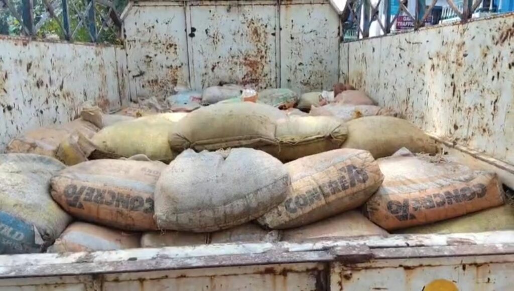 ভোরে নদী থেকে বালি তোলার অভিযোগ, খড়কুশমায় পুলিশের হাতে আটক এক।।