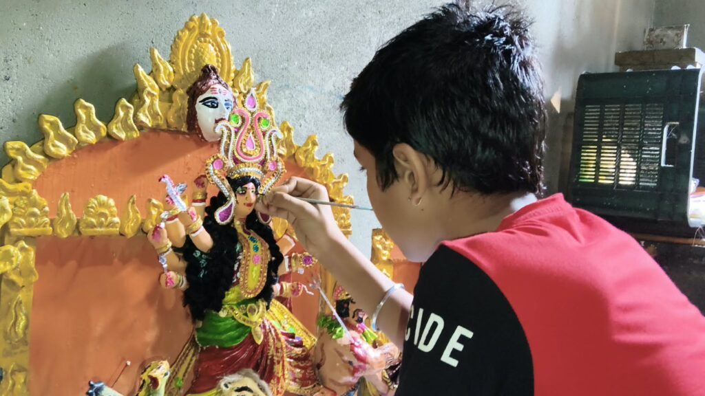 মাটি ও রঙে দেবী দুর্গার রূপ ফুটিয়ে তুলল ১২ বছরের দেবজিৎ, প্রশংসায় পরিবার ও প্রতিবেশীরা।