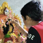 মাটি ও রঙে দেবী দুর্গার রূপ ফুটিয়ে তুলল ১২ বছরের দেবজিৎ, প্রশংসায় পরিবার ও প্রতিবেশীরা।