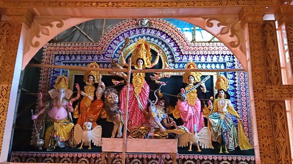 প্রতিমায় সাবেকি গড়ন, মণ্ডপে আধুনিকতার ছোঁয়া, ৬৭তম বর্ষের পুজোয় চমক বালুরঘাটের বিংশ শতাব্দী ক্লাবের।