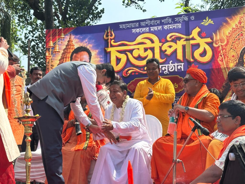 কলকাতার আলিমুদ্দিনে চণ্ডীপাঠ ঘিরে ধর্মীয় ও সাংস্কৃতিক বার্তা, উপস্থিত সমীরেশ্বর ব্রহ্মচারী-সহ বিশিষ্টরা।