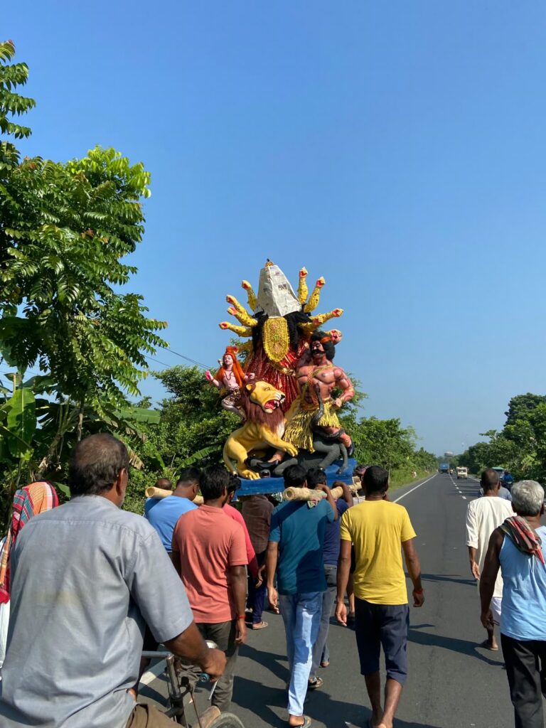 পুরোনো পিতলের ঢাল-তরোয়ালে আজও জীবন্ত ইতিহাস, ফালাকাটার শিকদার বাড়ির দুর্গাপুজোয় ঐতিহ্যের টান।