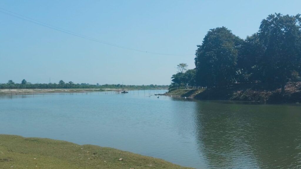 দীর্ঘ ১০ বছরের অপেক্ষার অবসান, সুটুঙ্গা নদীতে নৌকায় প্রতিমা নিরঞ্জন ঘিরে উৎসাহ মাথাভাঙ্গায়।