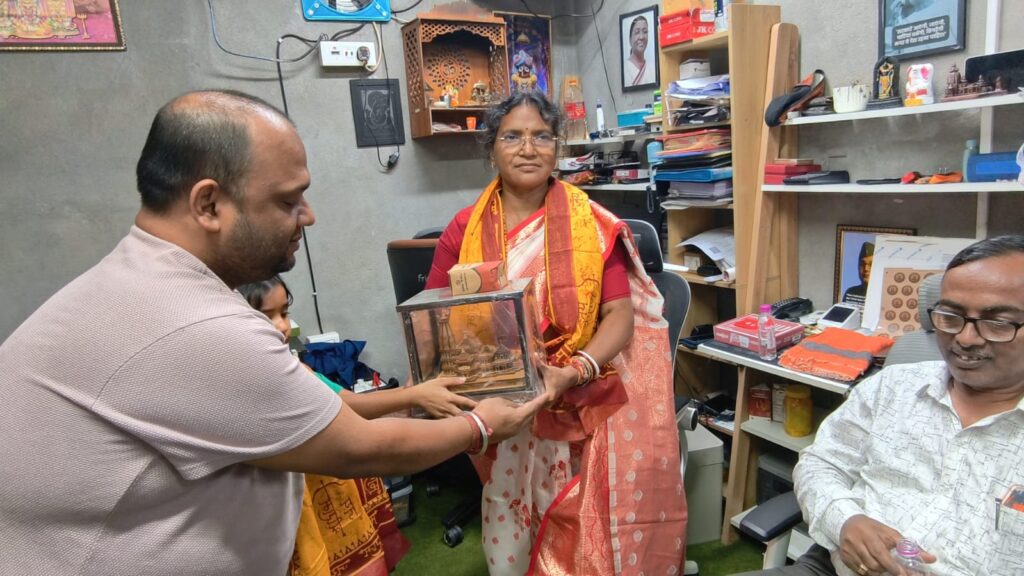 জয় জগন্নাথ সেবাশ্রমে গিয়ে প্রধান সেবাইত দীপঙ্কর সাহার সঙ্গে কথা বললেন পানিহাটির বিধায়িকা।