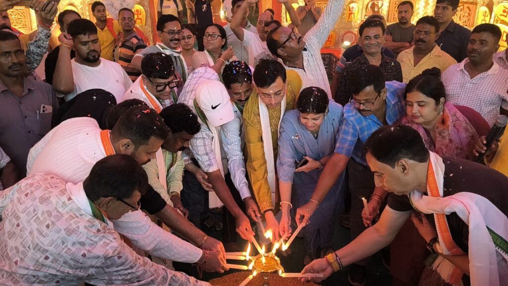 দুর্গাপুজোর উদ্বোধন ঘিরে উৎসবের আমেজ বুলবুলচণ্ডীতে, অসহায় মহিলাদের হাতে বস্ত্র তুলে দিল ক্লাব।