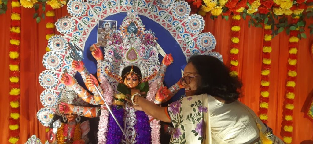 পুজোর আনন্দ ভাগ করে নিতে উদ্যোগী মহিলারা, দুঃস্থ মেধাবী পড়ুয়াদের শিক্ষা সামগ্রী দেবে বিনায়ক অ্যাপার্টমেন্টের কমিটি।