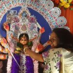 পুজোর আনন্দ ভাগ করে নিতে উদ্যোগী মহিলারা, দুঃস্থ মেধাবী পড়ুয়াদের শিক্ষা সামগ্রী দেবে বিনায়ক অ্যাপার্টমেন্টের কমিটি।