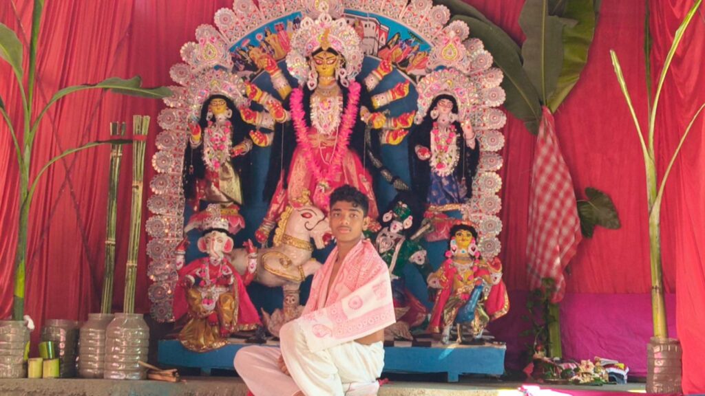 জটেশ্বরে খুদে শিল্পীর হাতে দুর্গারূপ, সত্যজিতের তৈরি প্রতিমা দেখতে ভিড় স্থানীয়দের।
