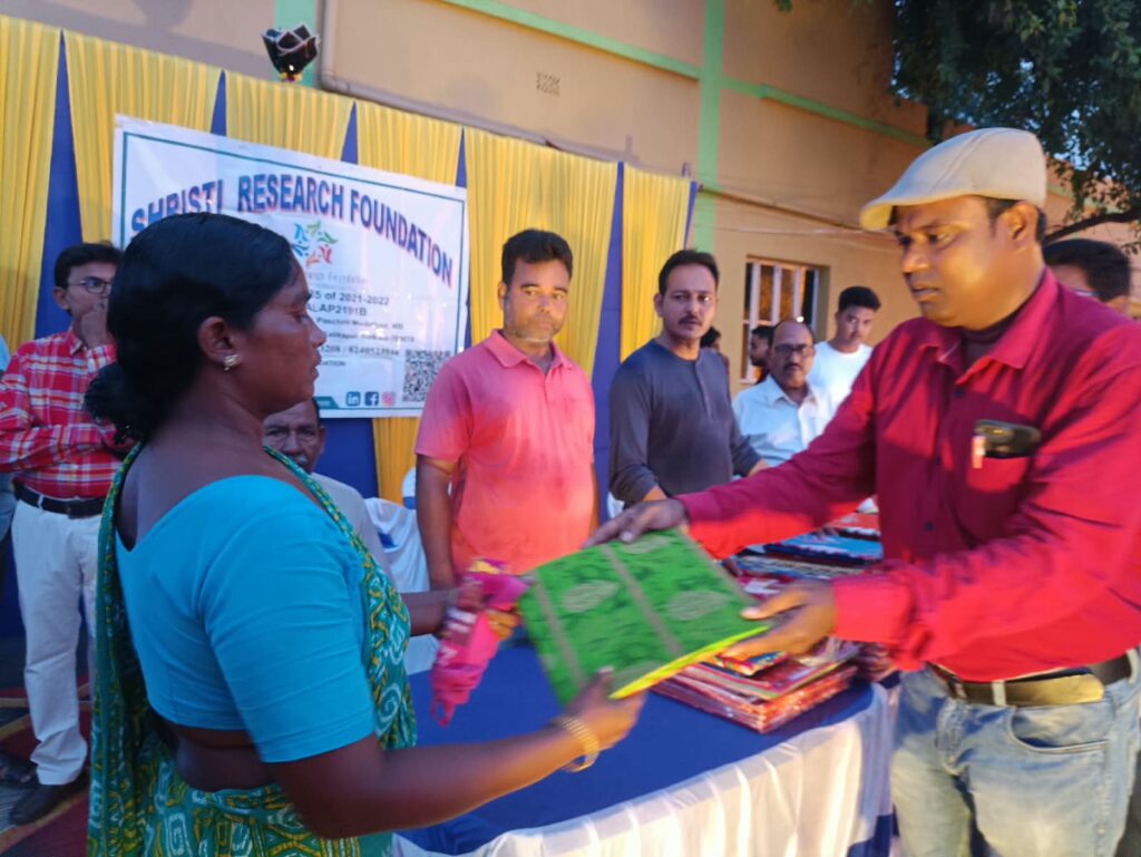 পুজোর আনন্দে সামিল করতেই উদ্যোগ, চন্দ্রকোনারোডে ২০০টি পরিবারের হাতে নতুন বস্ত্র তুলে দিল দুই সংস্থা।