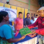 পুজোর আনন্দে সামিল করতেই উদ্যোগ, চন্দ্রকোনারোডে ২০০টি পরিবারের হাতে নতুন বস্ত্র তুলে দিল দুই সংস্থা।