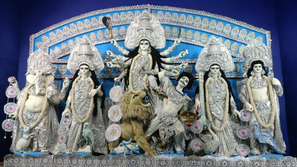 আধুনিকতার মাঝে সাবেকি বাঙালিয়ানা, চন্দ্রকোনারোডের মিতালী স্পোর্টিং ক্লাবের দুর্গাপুজোয় নজরকাড়া আয়োজন।