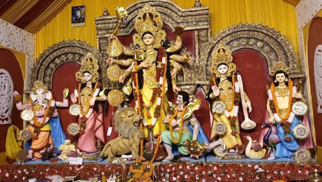 স্থাপত্যে উত্তর ভারতের ছোঁয়া, প্রতিমায় বাঙালিয়ানা—২৯তম বর্ষে নজর কাড়ছে চকপাড়ার দুর্গাপুজো।