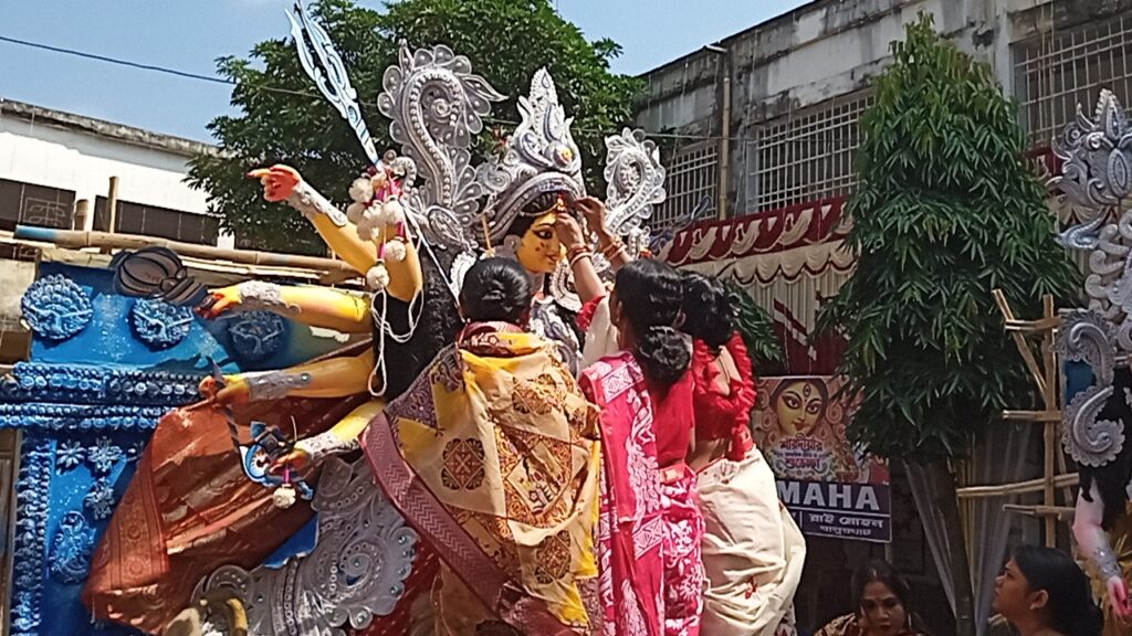 থিমের চাকচিক্য নয়, ঐতিহ্যই পুজোর পরিচয়, বালুরঘাটের প্রাচ্যভারতীতে সিঁদুরখেলায় মাতলেন গৃহবধূরা।