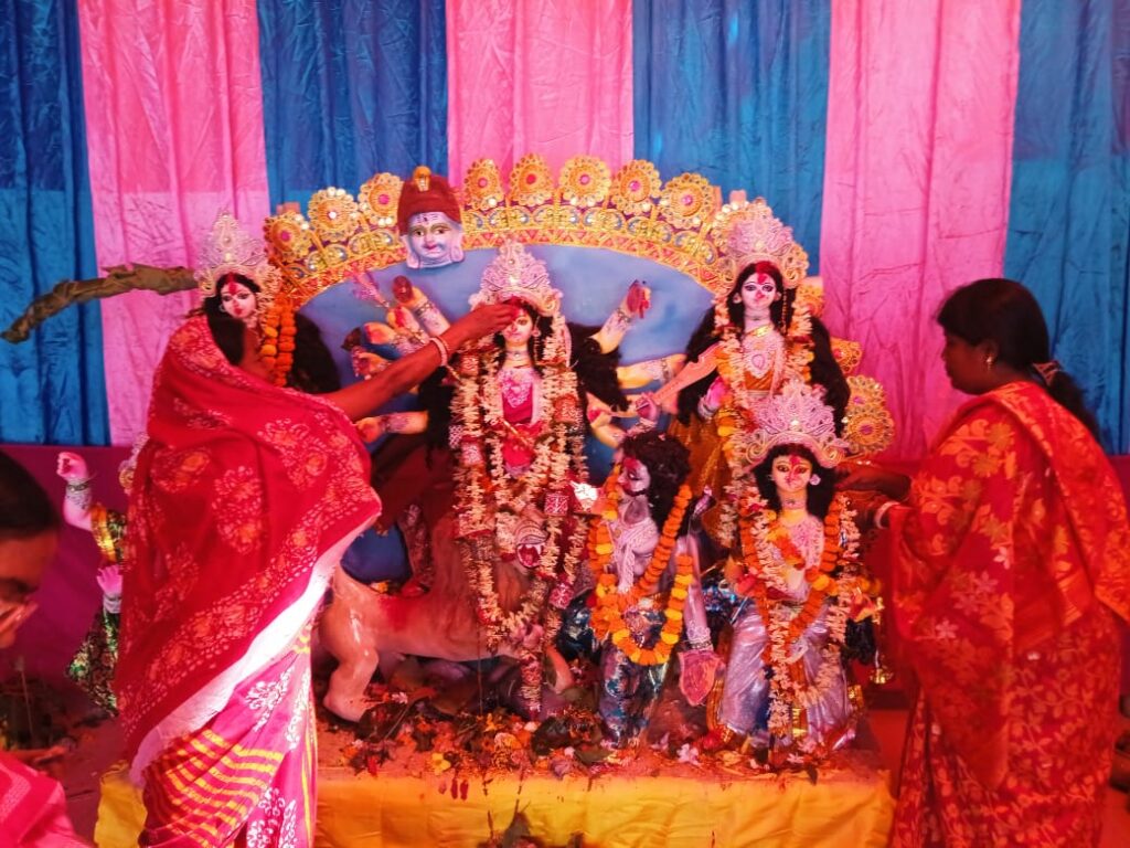 দায়িত্বে কবিতীর্থ অ্যাথলেটিক্স ক্লাব, একচালা প্রতিমায় আজও অমলিন বালুরঘাটের ঐতিহ্য।