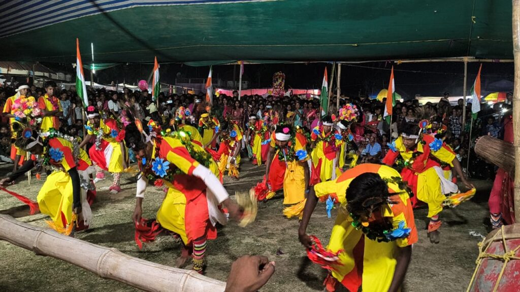 নাচ, গান, যাত্রা ও প্রতিযোগিতায় জমজমাট হবিবপুরের আদিবাসী মিলনমেলা, পুরস্কৃত হলেন প্রতিযোগীরা।