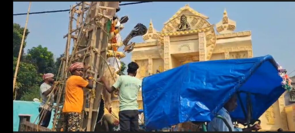 দুর্গোৎসবের শেষে আনন্দের বদলে শোক, চোরবাগানের ঘটনার স্মরণে নীরব বিসর্জন দুর্লভগঞ্জে।
