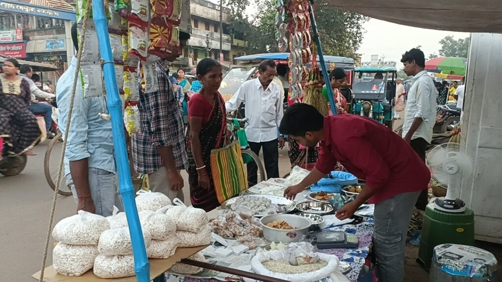 সময়ের অভাবে বাড়ছে রেডিমেড পুজোর সামগ্রীর চাহিদা, লক্ষ্মীপুজোর বাজারে জমজমাট কেনাকাটা।