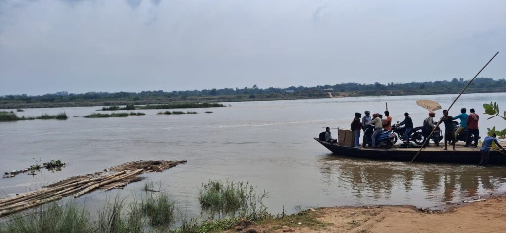 ভেঙে গিয়েছে নদী পারাপারের সাঁকো, কাঁসাইয়ের দুই পাড়ের বাসিন্দাদের ভরসা এখন নৌকা।