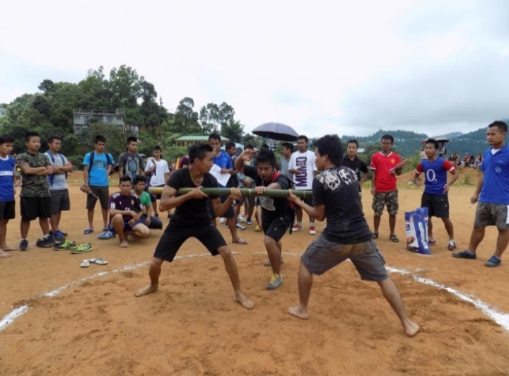 ইনসুকনাওর: মিজোরামের ঐতিহ্যবাহী দণ্ডক্রীড়া, শক্তি ও ভারসাম্যের অনন্য পরীক্ষা।