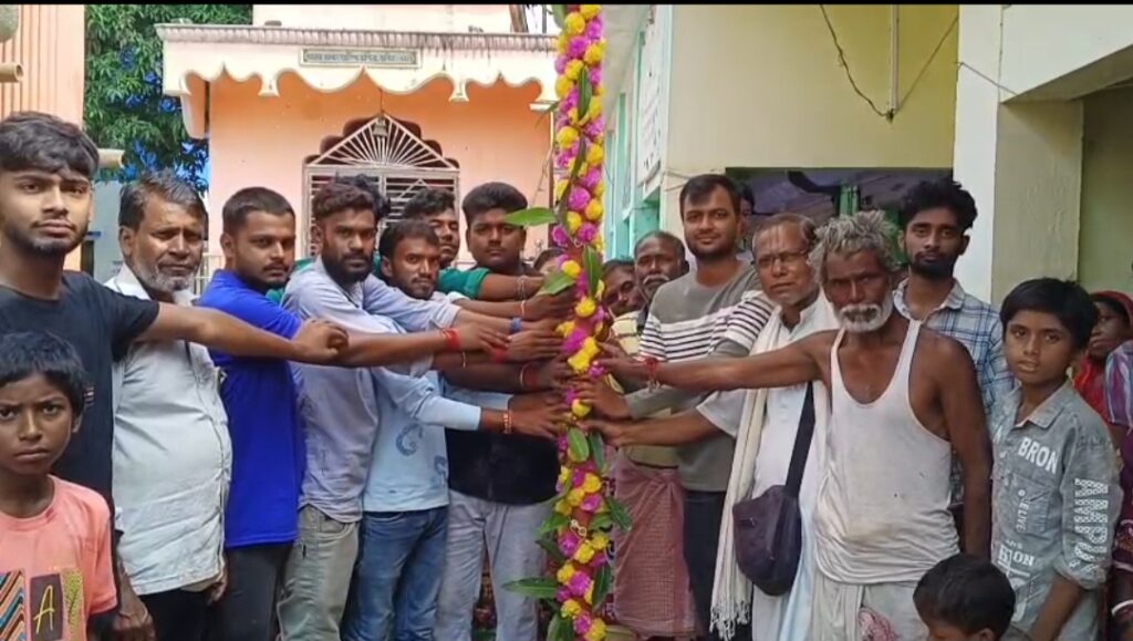 গ্রামবাসীর দানেই দুই লক্ষ টাকার পুজো, প্রথমবার দুর্গামণ্ডপ তৈরি হচ্ছে ডাহুয়ায়।।