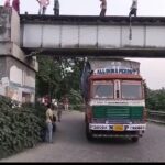 অতিরিক্ত উচ্চতার পণ্যবাহী গাড়ির দাপট, বারবার দুর্ঘটনার আশঙ্কা বুলবুলচন্ডী আন্ডারপাসে