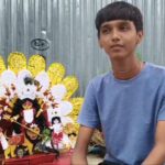 মোবাইল নয়, সৃষ্টিশীলতায় মন—জমানো ৫০০ টাকায় কাগজ-কার্ডবোর্ডে মা দুর্গা গড়ল বিক্রম।