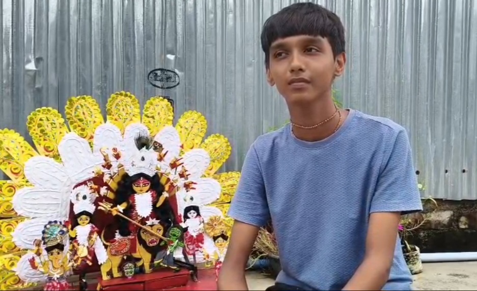 মোবাইল নয়, সৃষ্টিশীলতায় মন—জমানো ৫০০ টাকায় কাগজ-কার্ডবোর্ডে মা দুর্গা গড়ল বিক্রম।