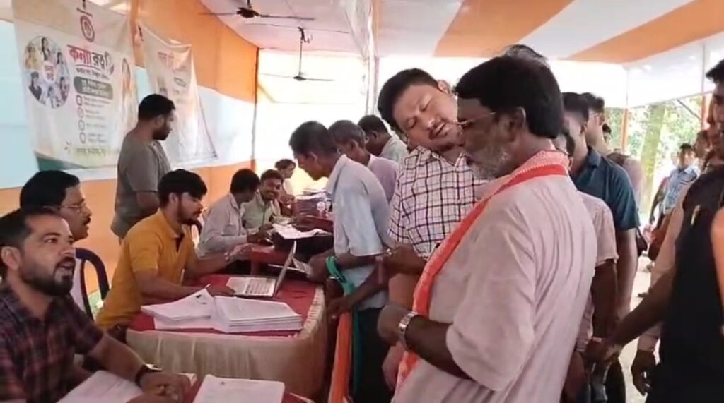 শিবিরে শিশুদের হাতে চকলেট তুলে দিলেন খগেন মুর্মু, খুশি সাধারণ মানুষ।।