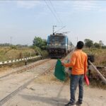 রেললাইনের পাশে লাল পতাকা।
