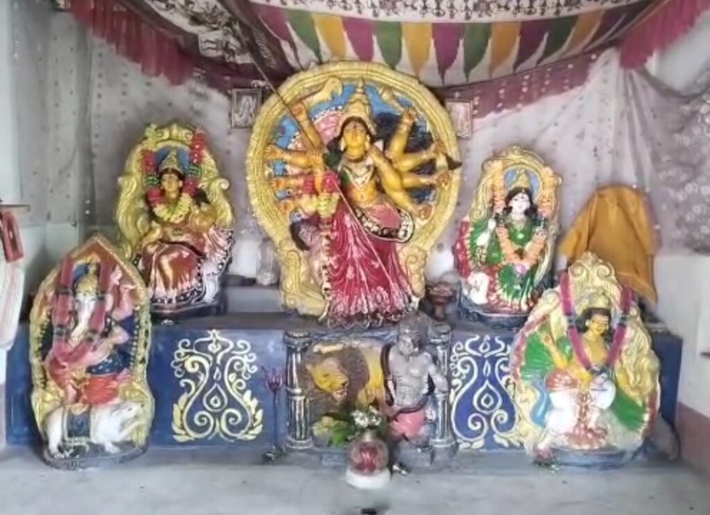 চোখে দেখেননি নিজের বাড়ির দুর্গাপ্রতিমা, স্পর্শেই অনুভব করেন মা-কে—মালদার মুকুন্দের অনন্য ভক্তি।