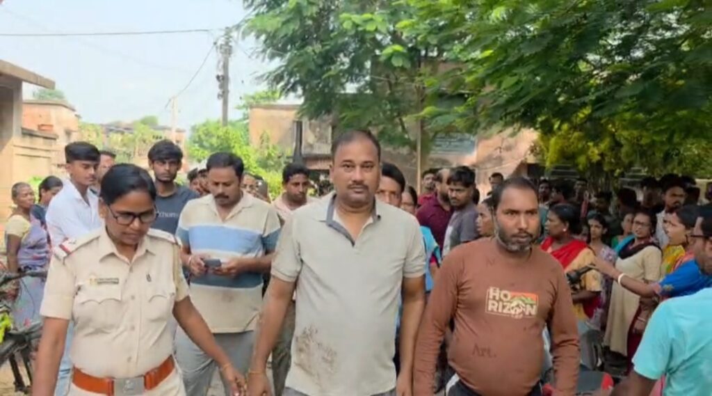 শিক্ষকের বিরুদ্ধে গুরুতর অভিযোগ, স্কুলে উত্তেজনার মাঝে পুলিশে উদ্ধার শিক্ষক ও নাবালিকা।