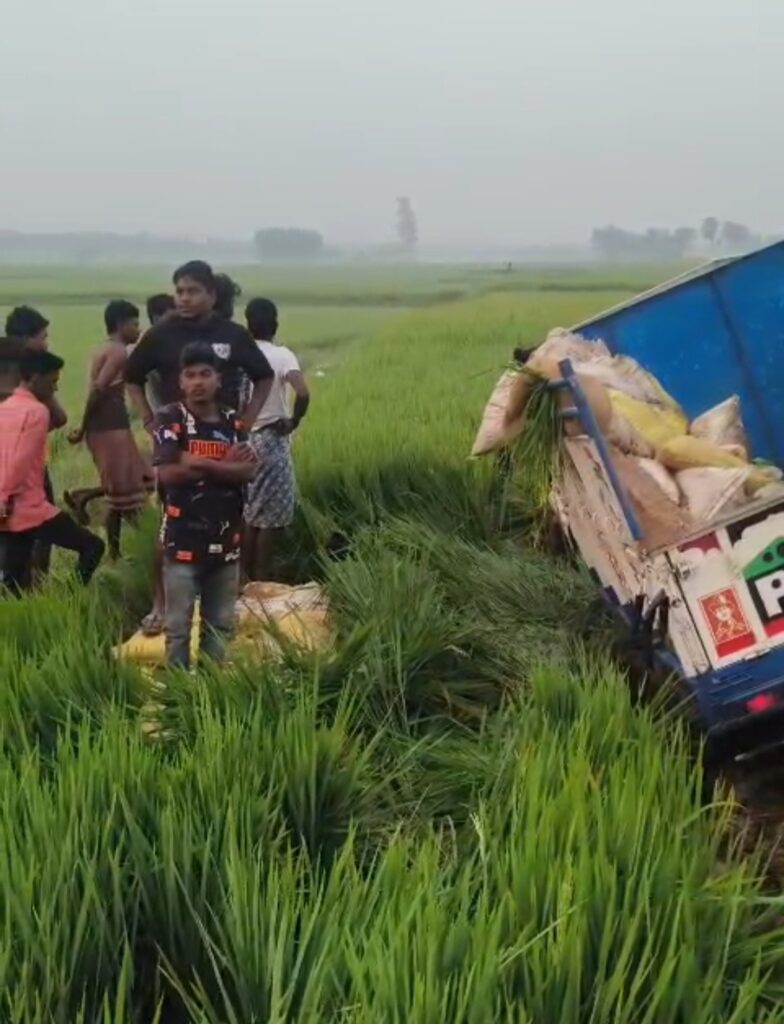 দ্রুতগতিতে আসার সময় বিপত্তি, কামারখালীতে উল্টে গেল পিকআপ ভ্যান—মৃত ১।।