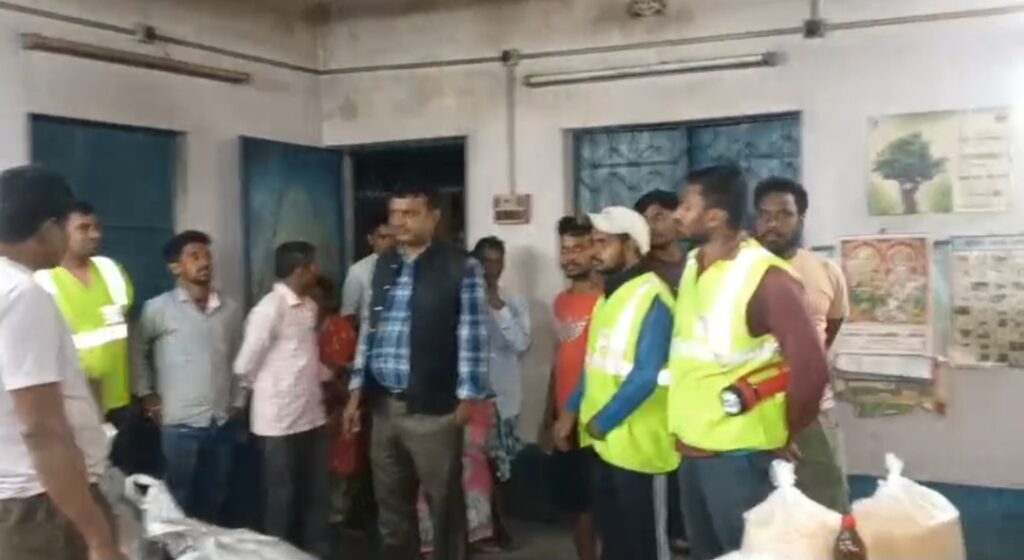 বাগডিহায় ঝড়-বৃষ্টির তাণ্ডব, সপরিবারে আইসিডিএস কেন্দ্রে আশ্রয়—প্রাথমিক ত্রাণ দিল ব্লক প্রশাসন।