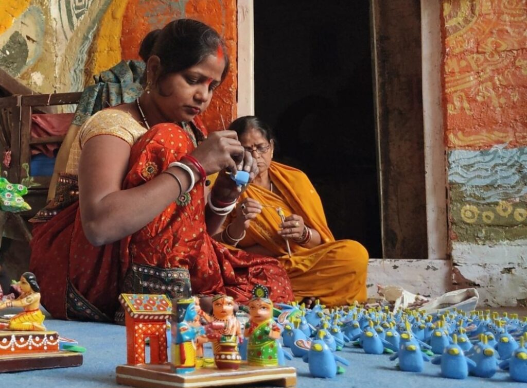 যে মেয়েটি ভাঙা খেলনা সারাত।।