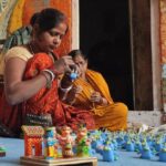 যে মেয়েটি ভাঙা খেলনা সারাত।।