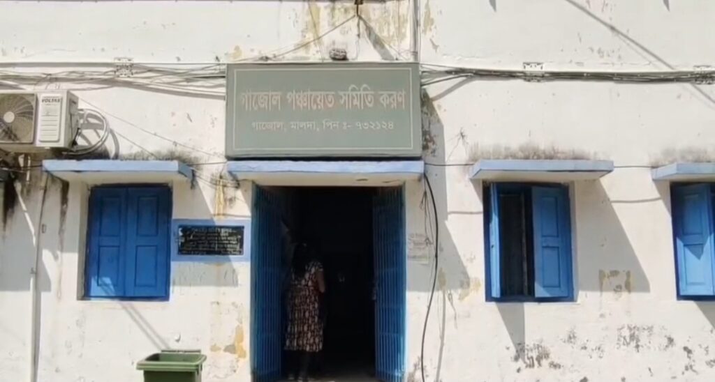 ২০১৭ সালের প্রাথমিকের চাকরি নিয়ে প্রতারণার অভিযোগ, জেলা পুলিশ সুপারের দ্বারস্থ ছবি মণ্ডল।
