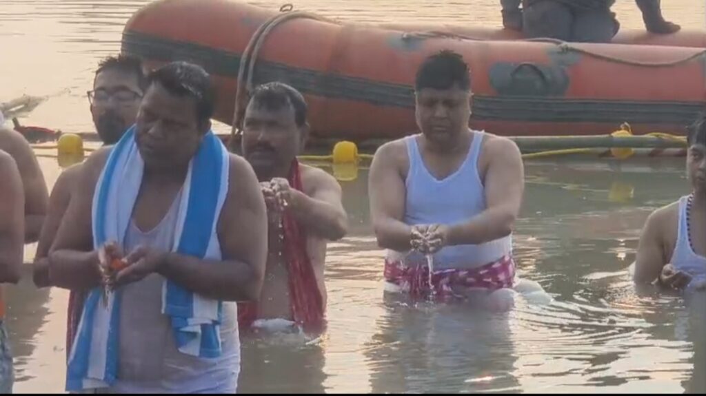 মহালয়া উপলক্ষে সেজে উঠল মহানন্দার ঘাট, পুণ্যার্থীদের সুবিধায় ইংরেজবাজার পুরসভার উদ্যোগ।