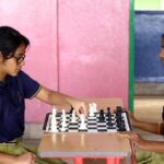যে মেয়েটি দাবার বোর্ডে নিজের ভাগ্য লিখেছিল।