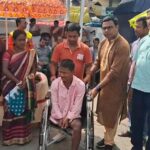 ফালাকাটার ট্রাফিক মোড়ে সংবর্ধনা অনুষ্ঠান, সম্মানিত তাঁতশিল্পী ও বেতার কারিগরেরা।