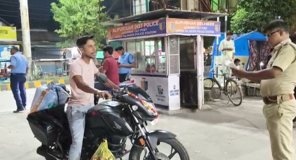 পুলিশের আচমকা অভিযানে চাপে নিয়মভঙ্গকারীরা, জটেশ্বরে হেলমেটহীন চালকদের বিরুদ্ধে কড়াকড়ি।