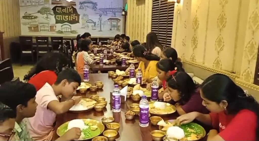 পুজোর আনন্দে সামিল খুদেরাও, বালুরঘাটে ৩০ শিশুকে নিয়ে মধ্যাহ্নভোজের আয়োজন।