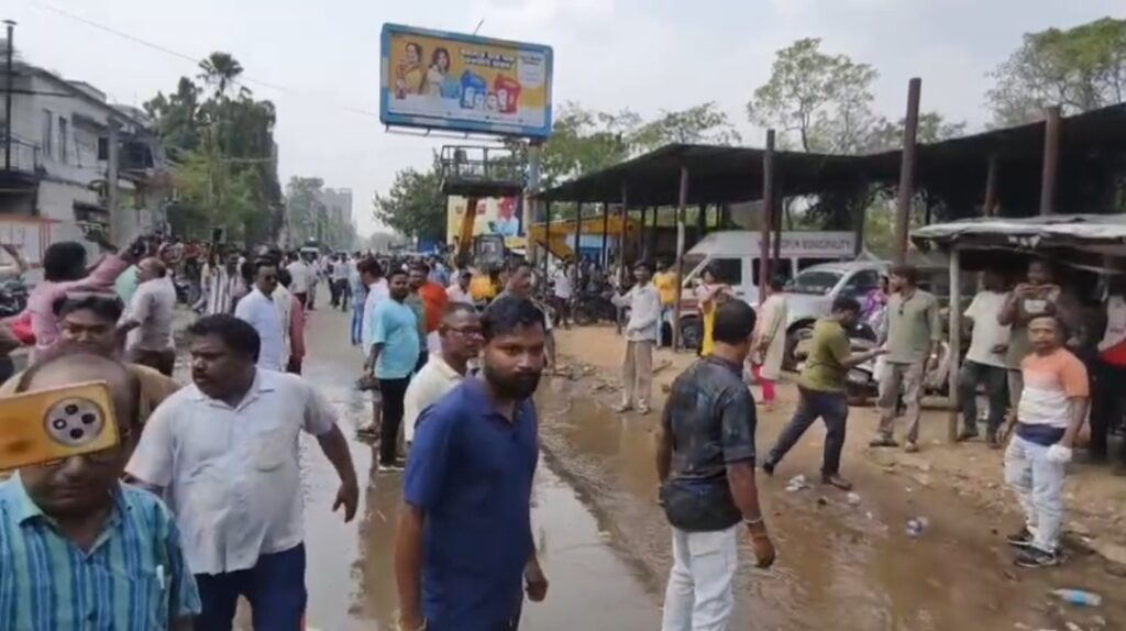 খড়গপুর পৌরসভা চত্বরে বিক্ষোভ ঘিরে উত্তেজনা, ধস্তাধস্তির পর পরিস্থিতি নিয়ন্ত্রণে পুলিশের লাঠিচার্জ।