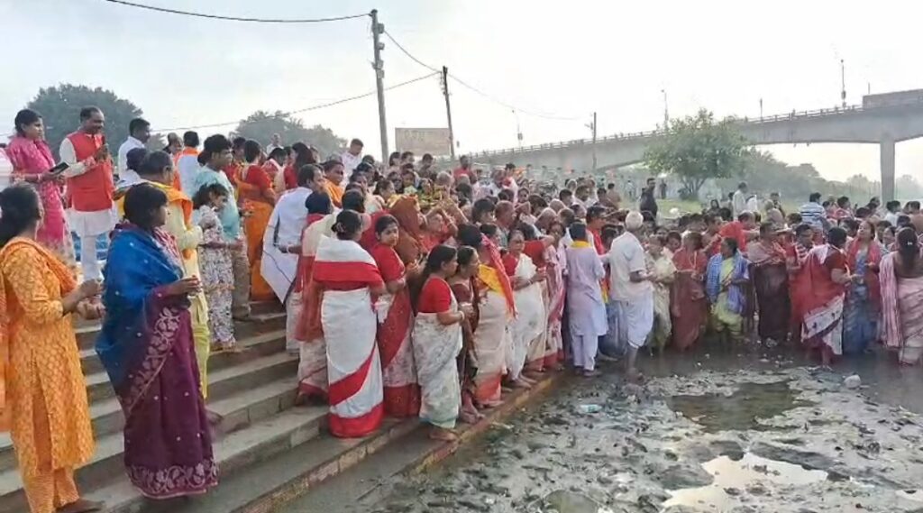 মঙ্গলবাড়ি মহানন্দার ঘাটে ভক্তিময় পরিবেশ, রতন চৌধুরীর উদ্যোগে মহিলাদের বিশেষ তর্পণ।