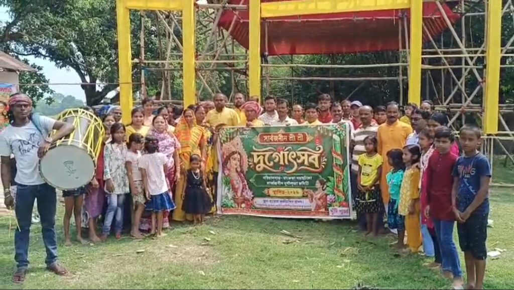 সম্প্রীতির বন্ধনে দুর্গোৎসবের সূচনা, হরিশ্চন্দ্রপুরের গ্রামে প্রথম পুজো ঘিরে উৎসাহ।