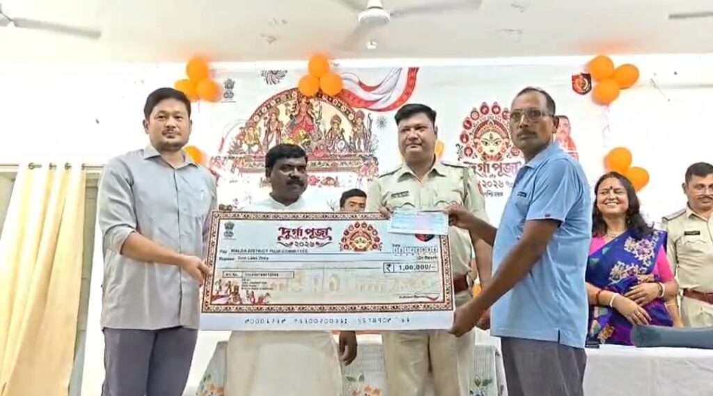 গত বছরের ৮২ থেকে বেড়ে ১২৯, বামনগোলায় সরকারি অনুদান পেল আরও বেশি পুজো কমিটি।
