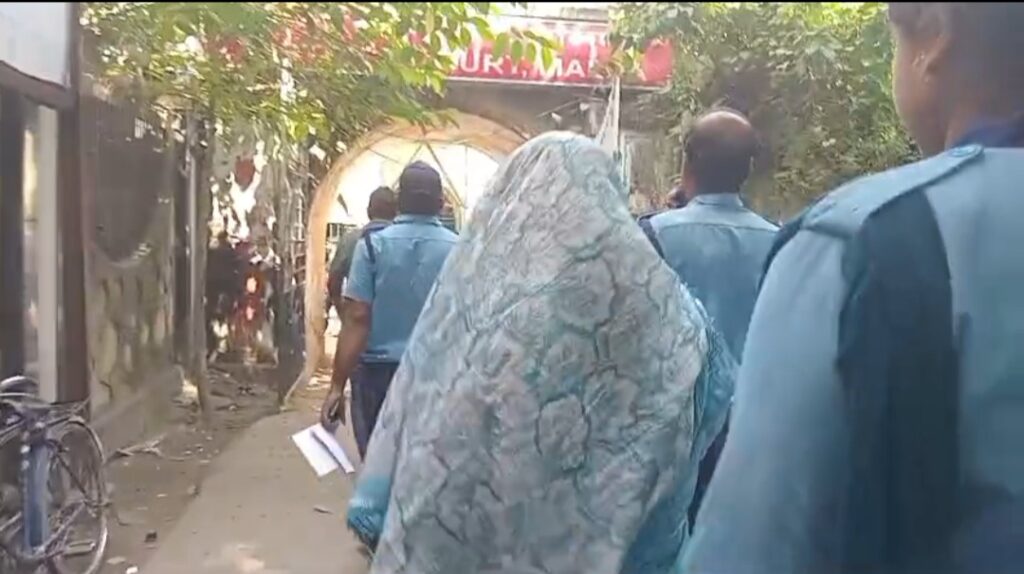 বিএস রোডে সোনার দোকানে চুরির অভিযোগ, কলকাতা থেকে দুই মহিলাকে ধরল ইংরেজবাজার থানার পুলিশ।